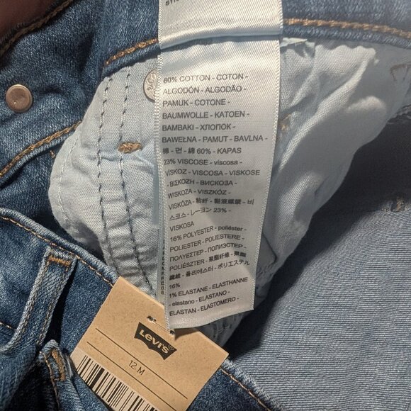 Levi's | Classic Straight Fit Jeans In Medium Wash - Picture 15 of 16